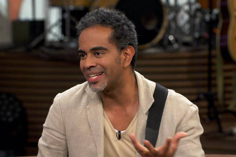 O cantor Jair Oliveira durante o programa 'Conversa com Bial'