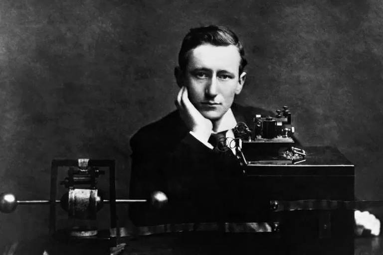 O engenheiro eletrônico italiano Guglielmo Marconi desenvolveu um sistema de telegrafia sem fios