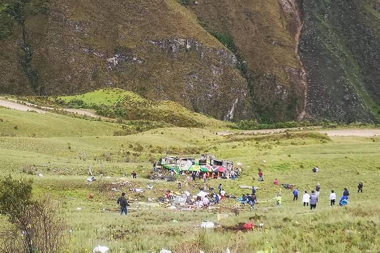 Ônibus cai em despenhadeiro no Peru e deixa ao menos 20 mortos