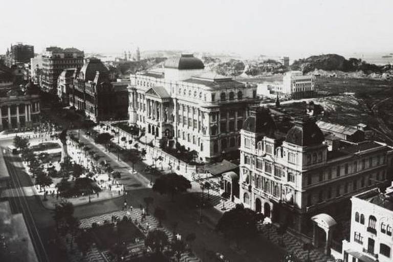 Imagem em preto e branco e aérea mostra praça Marechal Floriano no Rio de Janeiro