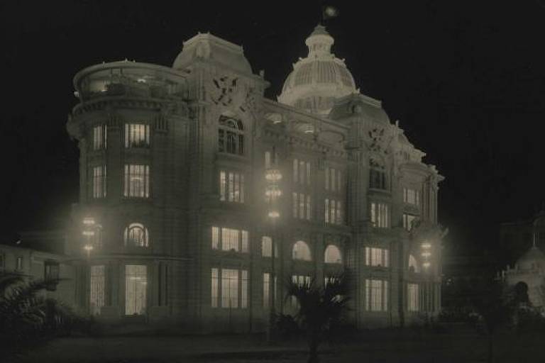 Imagem em preto e branco mostra a fachada de uma construção antiga