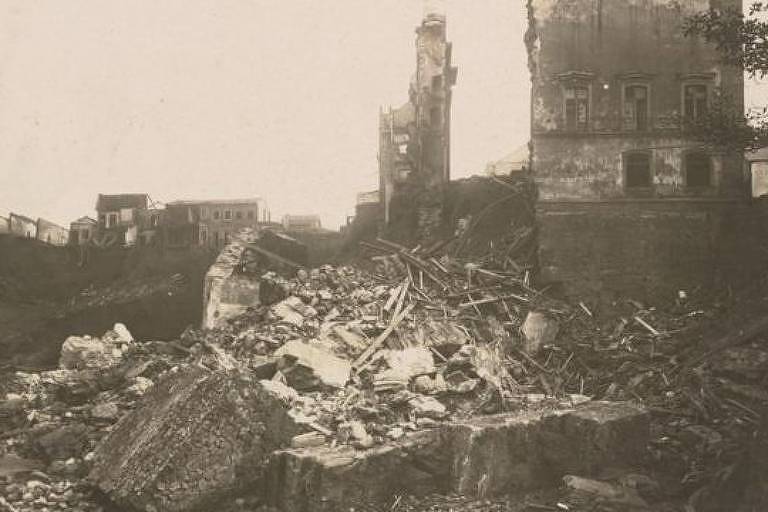 Imagem em preto e branco mostra escombros de uma construção