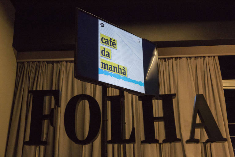Foto mostra televisão com logo do Café da Manhã. Atrás há uma cortina, na qual está escrito "Folha".