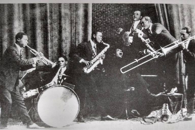 No centro da imagem, Pixinguinha com o saxofone, depois da temporada em Paris