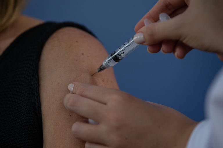 braço recebe dose de vacina em seringa