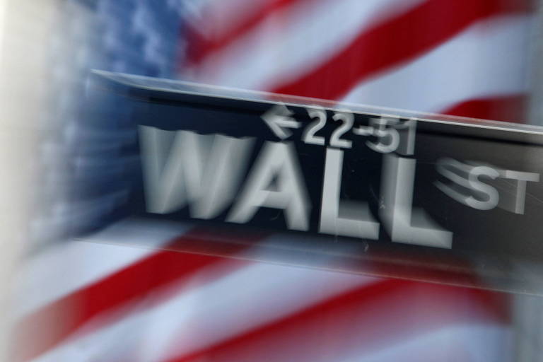 Placa de rua indica a Wall Street, rua que dá nome ao distrito financeiro de Nova York, nos Estados Unidos
