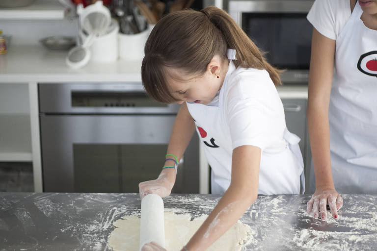 Irmãs preparam massa de torta em escola de culinária