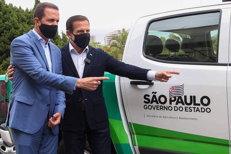 O secretário da Agricultura, Itamar Borges (MDB), junto ao governador João Doria (PSDB), na entrega de viaturas para o campo em dezembro passado