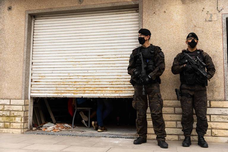 Policiais do lado de fora da casa do traficante El Paisa, na Argentina