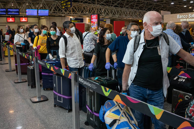 Máscara segue obrigatória em avião e área de embarque, mesmo em estados que dispensam uso