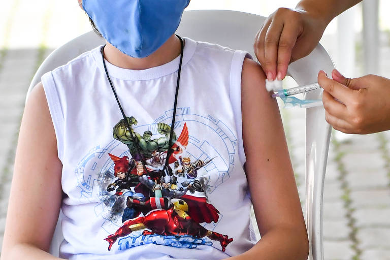 O Brasil já está vacinando crianças de 5 a 11 anos contra a Covid-19; ainda não há previsão de imunização dos menores de 5 anos