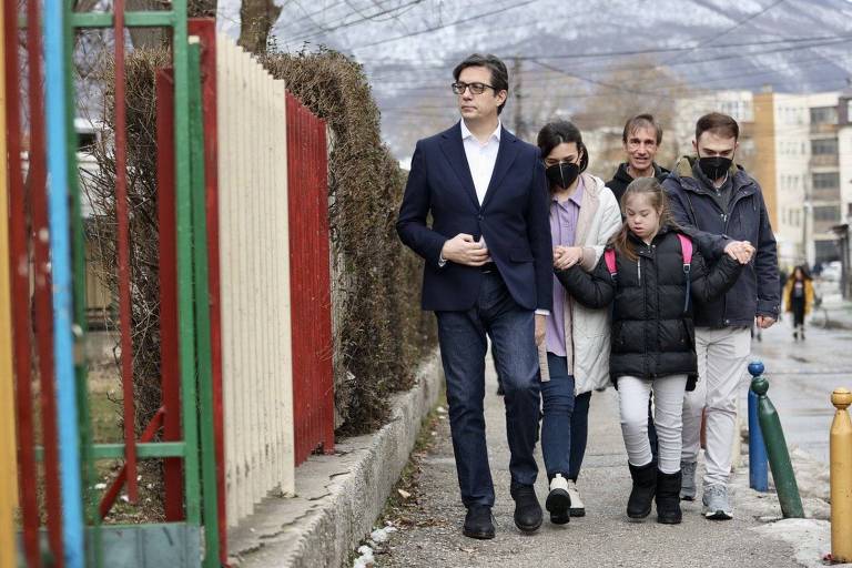 Presidente leva menina com Down afastada das aulas de volta para a escola na Macedônia