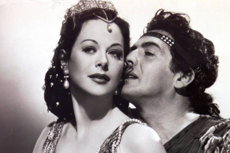 A atriz Hedy Lamarr e o ator Victor Mature em fotografia do filme 'Sansão e Dalila'