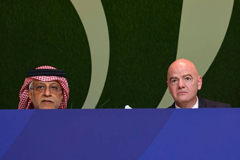 O presidente da Confederação Asiática de Futebol, Salman Bin Ibrahim Al-Khalifa (à esq.), ao lado do presidente da Fifa, Gianni Infantino, na final do Mundial de Clubes entre Palmeiras e Chelsea, em Abu Dhabi