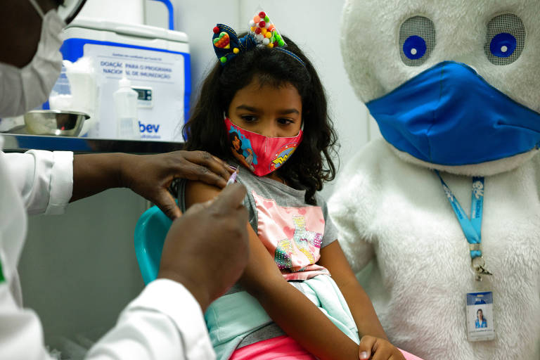 Zé Gotinha, símbolo da vacinação infantil no país, acompanha a imunização de crianças contra a Covid no Rio de Janeiro