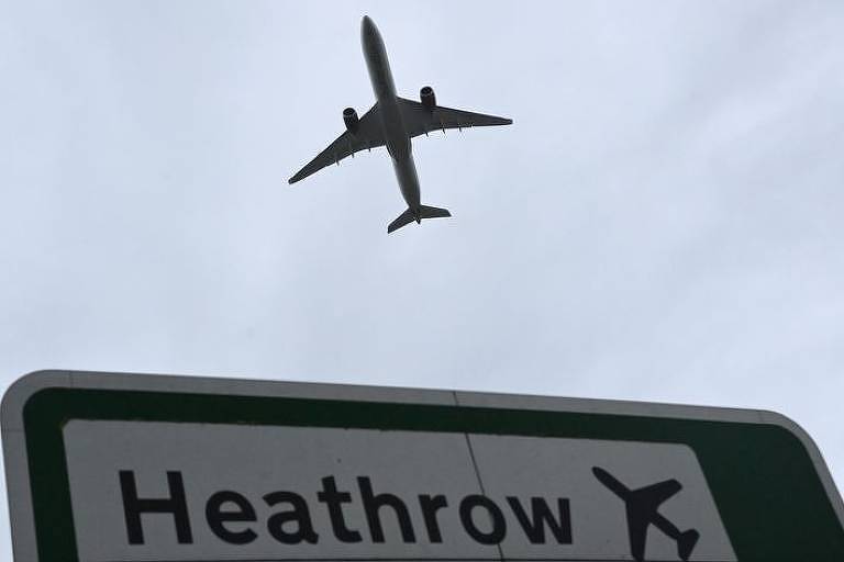 Avião decola do aeroporto de Heathrow, em Londres, na Inglaterra