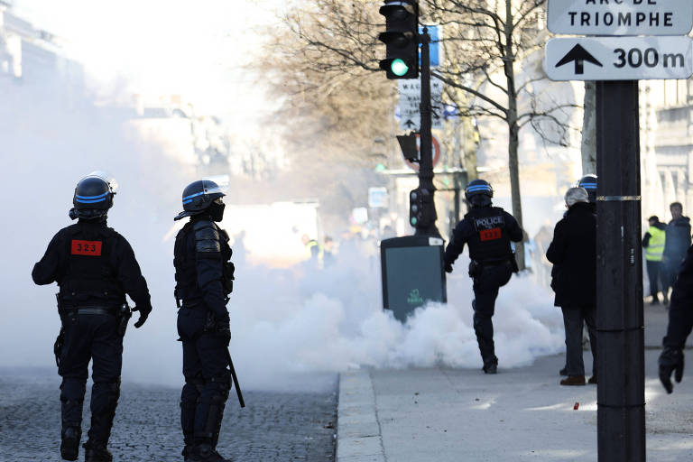 Polícia francesa dispara gás lacrimogêneo contra participantes do 'comboio da liberdade', na avenida Champs Elysées, em Paris