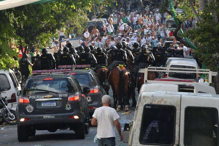 Polícia em formação após final do Mundial de Clubes na rua Palestra Itália; corporação e torcedores entraram em confronto