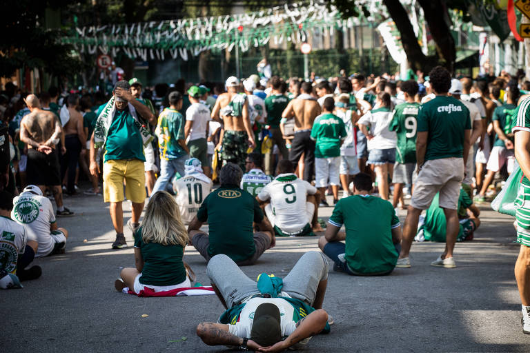 Torcedores do Palmeiras durante final do Mundial de Clubes, nas esquinas das ruas Diana e Turiassu
