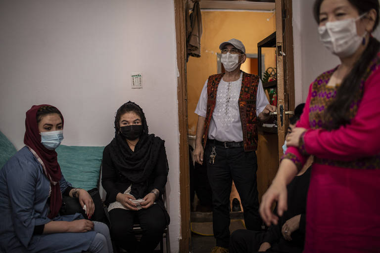 A família reunida na casa onde Sorab e Raihana moram, na Liberdade, região central de São Paulo; o casal tem um restaurante afegão na parte de baixo do imóvel