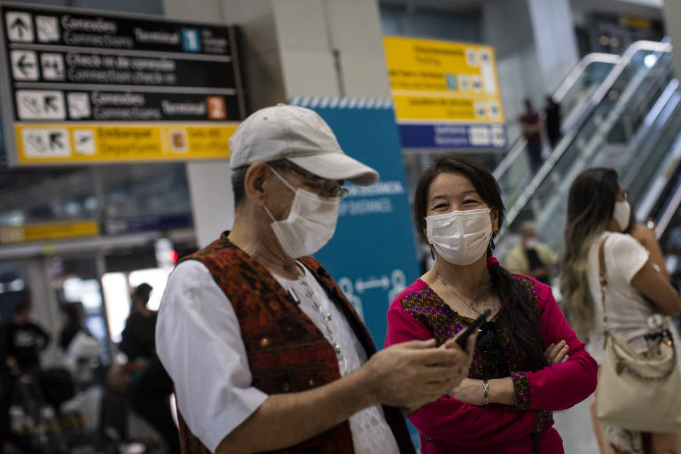 Sorab e Raihana aguardam a chegada do voo com seus familiares