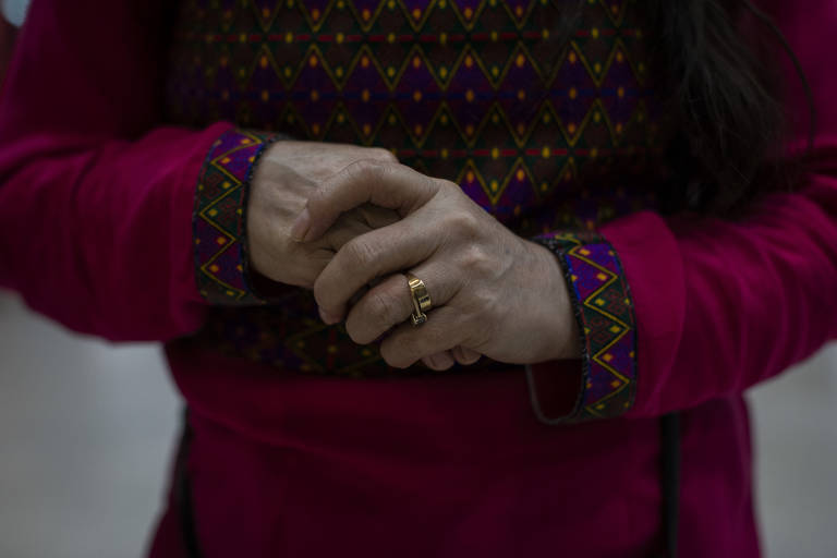 Raihana, com a blusa que bordou à mão usando uma técnica típica de sua região