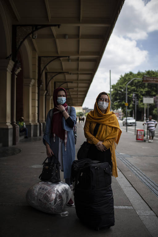 A sobrinha e a filha de Sorab e Raihana na estação da Luz, em São Paulo
