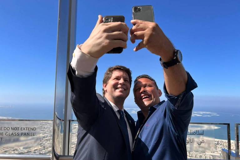 dois homens tiram selfies