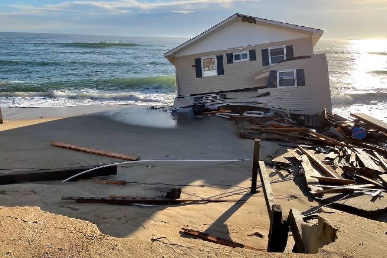 Casa 'pé na areia' de alto padrão desaba e deixa destroços em praia dos EUA