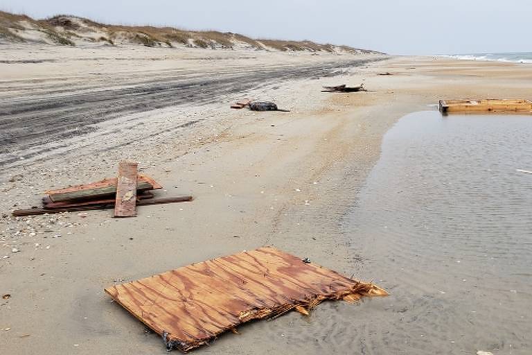 Casa 'pé na areia' de alto padrão desaba e deixa destroços em praia dos EUA