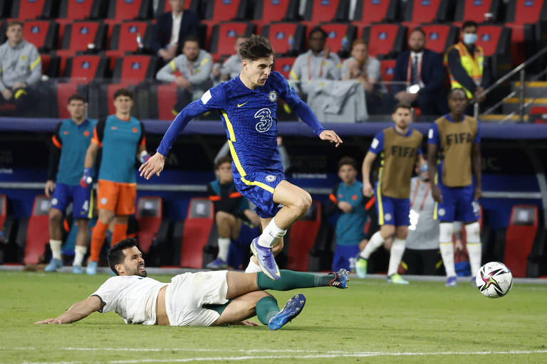 Com um carrinho, Luan atinge Havertz na final do Mundial de Clubes