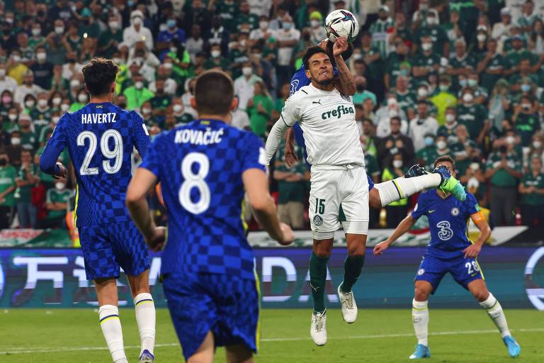 Thiago Silva salta com o braço erguido, dentro da área do Chelsea, em disputa com Gustavo Gómez, do Palmeiras, na final do Mundial de Clubes