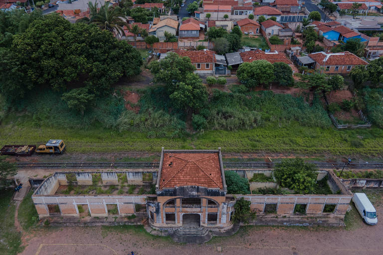 Trem da Morte: em Pirajuí (SP), faltam telhados e sobram pichações em estação