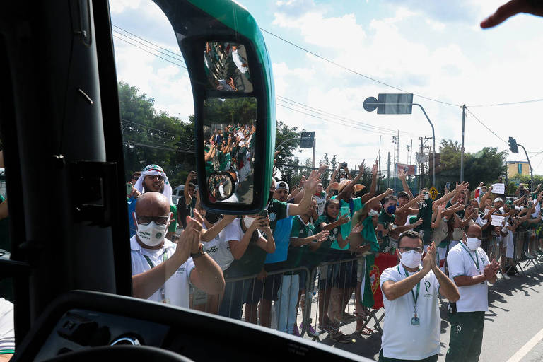 Ônibus do Palmeiras chega à Academia de Futebol