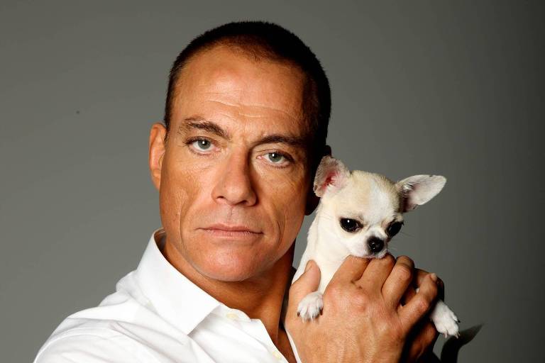 O ator belga Jean-Claude Van Damme  com seu cachorro 