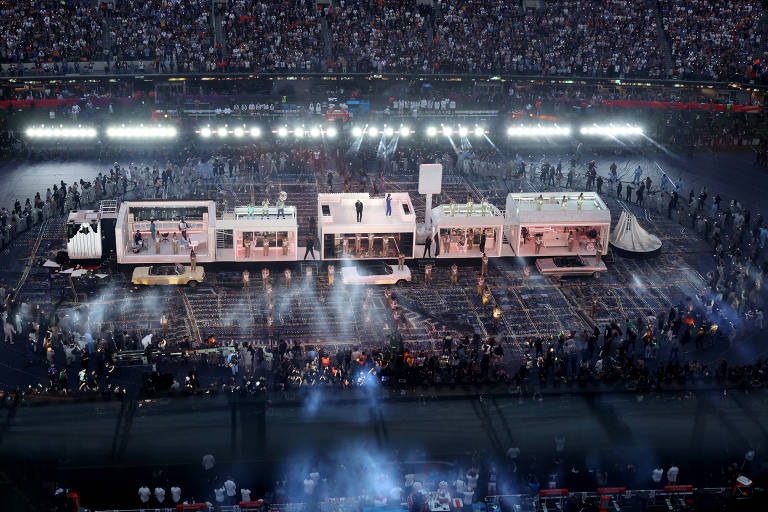 Cenário do show do intervalo do Super Bowl, que aconteceu neste domingo (13)