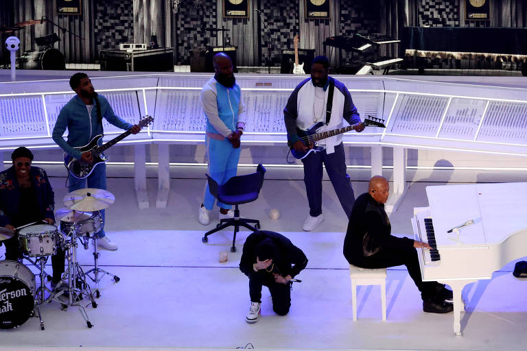 Eminem se ajoelha durante apresentação no intervalo do Super Bowl
