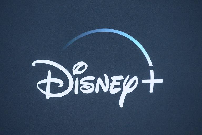 Logo da plataforma de streaming Disney+, com letras em branco e o fundo azul