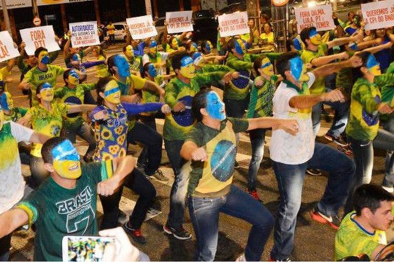 Manifestantes fazem a Dança Fora Dilma ou Dancinha do Impeachment nas ruas de Fortaleza, em 2015, pedindo o impeachment de Dilma Rousseff (PT)