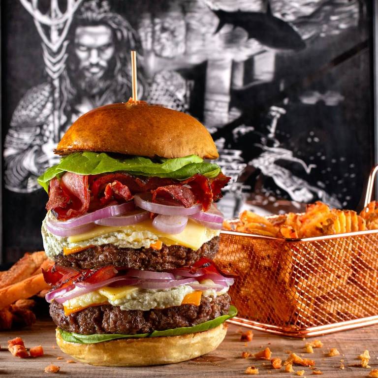 Sanduíche do L.E. Burger, nos Jardins, hamburgueria com decoração inspirada na cultura pop