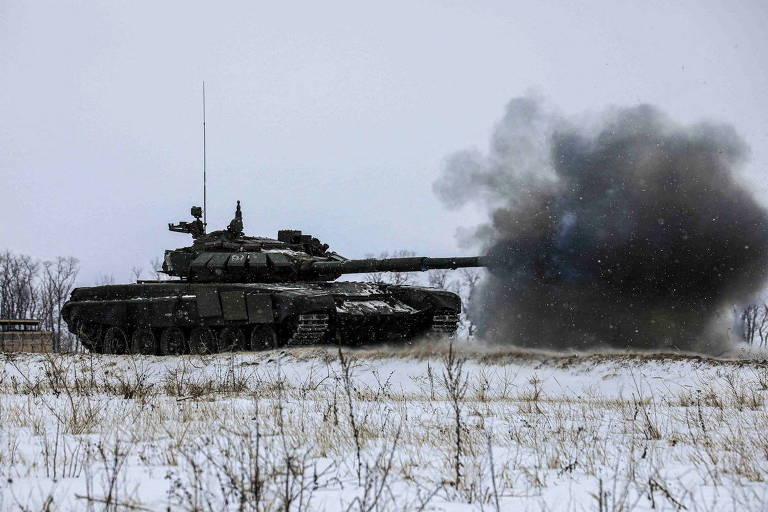Tanque russo dispara durante exercício militar em região próxima a São Petersburgo, na Rússia