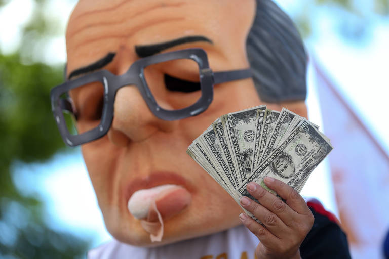 Servidores fazem protesto com boneco retratando Paulo Guedes segurando dólares