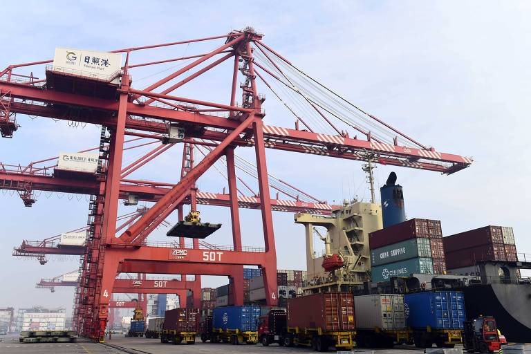 Caminhões, guindaste no transporte de mercadorias no porto de Rizhao, no leste da China