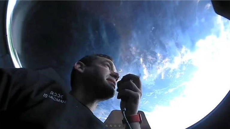 O bilionário americano Jared Isaacman durante sua viagem de três dias ao espaço com a Inspiration4, no ano passado