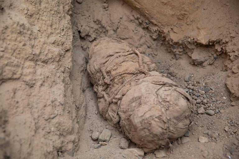 múmia enrolada em panos