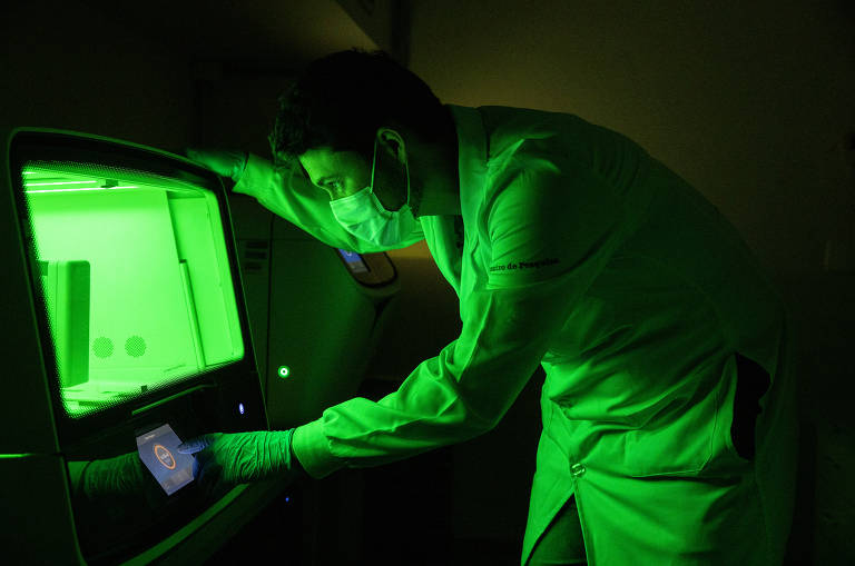 Biomédico Rafael Brianese, 33, inicia robô que faz preparação de sequenciamentos de DNA no laboratório Cipe (Centro Internacional de Pesquisa do Hospital A. C. Camargo), que atua na área de  Genômica e Biologia Molecular