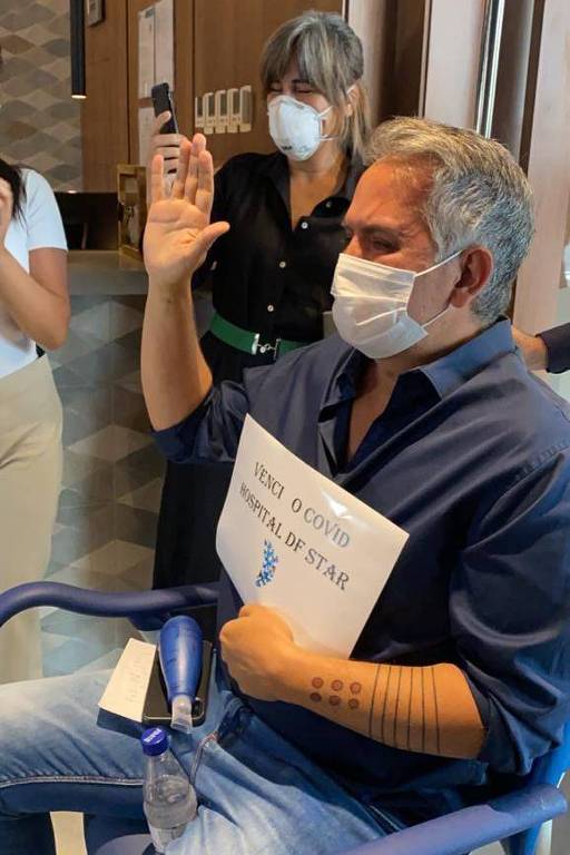 O cantor Orlando Morais é observado pela mulher, a atriz Gloria Pires, durante a alta do hospital
