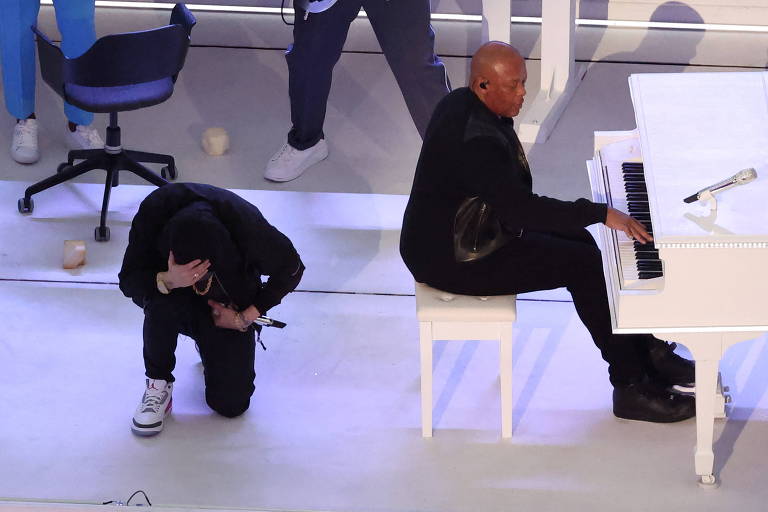 O rapper Eminem ajoelhado durante show do intervalo do Super Bowl