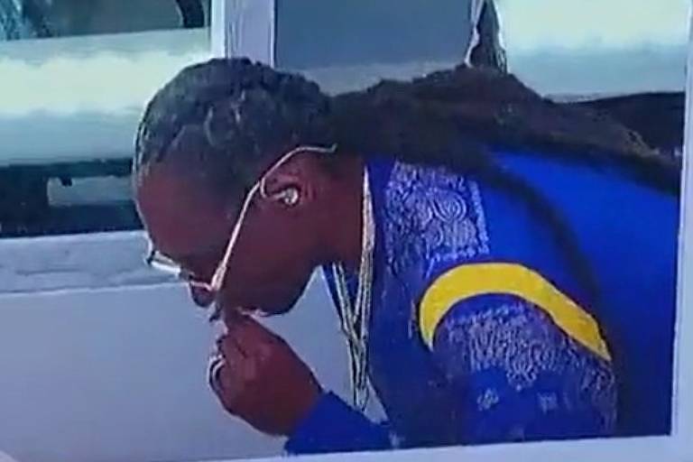Snoop Dogg fuma maconha nos bastidores do Super Bowl
