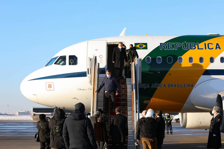 Bolsonaro desce do A319 presidencial no aeroporto de Vnukovo, a sudeste de Moscou